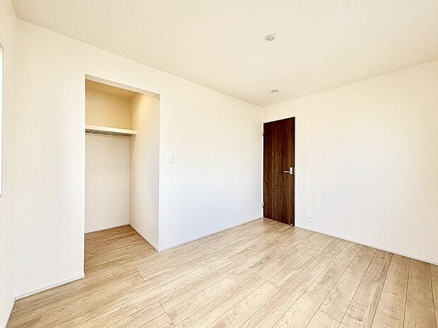 ~Bed Room~ 部屋数が多いのが戸建てのメリットです。ご家族が増えたことで手狭に感じていた住まいも戸建てでは各居室プライバシーを保つことができます。住まいにゆとりが生まれ心もリラックスできます♪