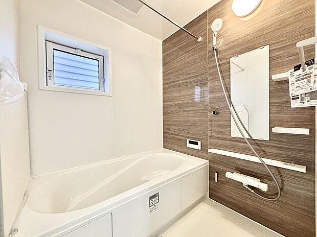 ~Bath Room~ 落ち着いた雰囲気の浴室で明日に向けてリフレッシュ。浴室乾燥機能も付いているので隣の洗濯機置き場で洗い上がった洗濯物を、雨の日も天気を気にせず乾燥させることも可能です。