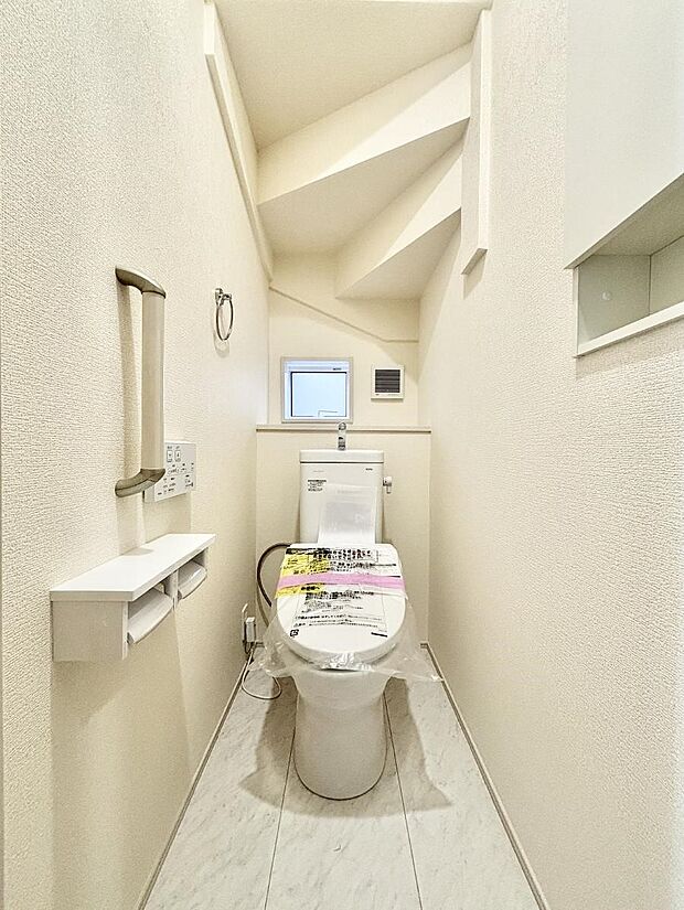 ~Toilet~ 綺麗・スッキリ・快適なウォシュレット付トイレでくつろげる空間です。1、2階共にトイレスペース!採光もあり明るく、快適空間となっております♪毎日使う場所だからこその配慮です!