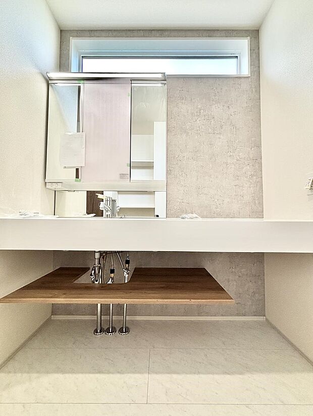 ~Dressing Room~ 十分な大きさの洗面台は収納もさる事ながら、身だしなみチェックや歯磨きなど、朝の慌ただしい時間でもホテルライクなスペースで余裕とゆとりを感じて頂けます。