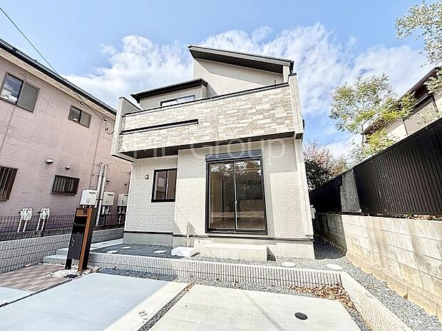 ~Exterior~ 堂々たる趣ながら、主張し過ぎずどこか余裕を感じさせるシャープなフォルムで佇む邸宅は、晴天の空と照らし合わせる事で、本来あるべき完成形の姿を見せてくれます。