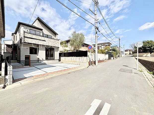 ~Exterior~ 前面道路:南 6m 公道 前面道路は閑静な住宅地をはしる車通りの少ない道路。駐車の出し入れもらくらくです!ご不明点・現地見学のご希望は、お気軽にお問い合わせください!