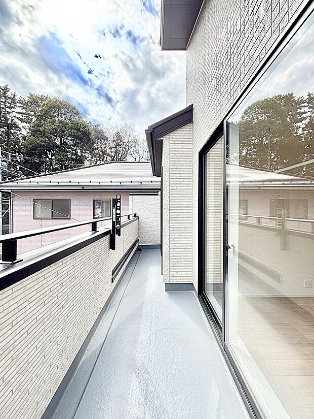 ~Balcony~ 南側に設置された奥行きのあるワイドバルコニー。心地よい陽射しや暖かな風を楽しむことが出来ます。晴れた日にはたっぷりの洗濯物や布団を干せます!使いやすく開放的なバルコニーです♪