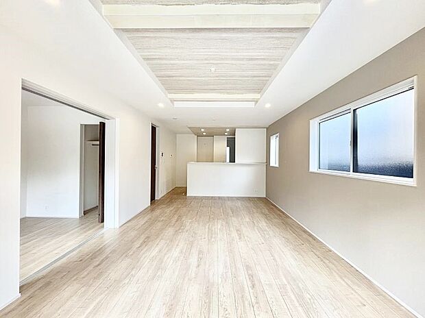 ～Living～　家族の食事や団らんのほか、子どもを遊ばせたり、友人を招いたりするLDKは住まいの中心。長時間過ごす場所だから、その空間は住まい全体の居心地を左右します。