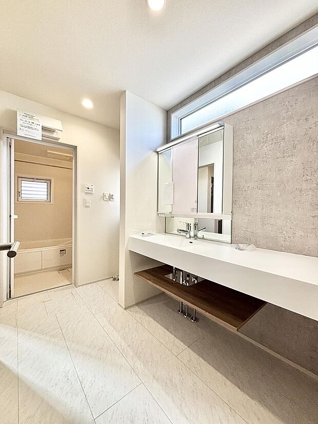 ~Dressing Room~ 暗くなりがちな洗面所も窓があると採光と換気が可能なので気持ちよくお使い頂けます。三面鏡タイプの洗面台は鏡裏収納で散らかりがちな洗面所もスッキリ♪