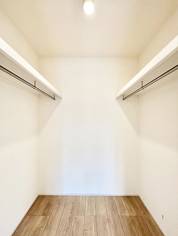 ~Walk-in Closet~ 必要なものやコーディネートを一覧して確認でき、身支度や準備が短時間で済むウォークインクローゼットを設置しました。家の中をすっきりとさせる便利な収納スペースです。