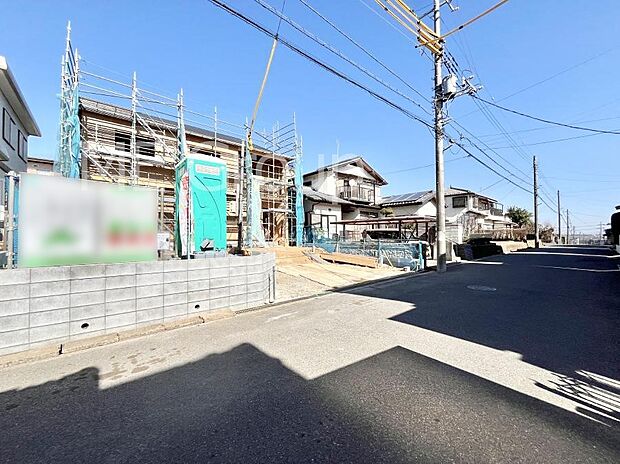 ~Exterior~ 前面道路:南 6m 公道 前面道路は閑静な住宅地をはしる車通りの少ない道路。駐車の出し入れもらくらくです!ご不明点・現地見学のご希望は、お気軽にお問い合わせください!