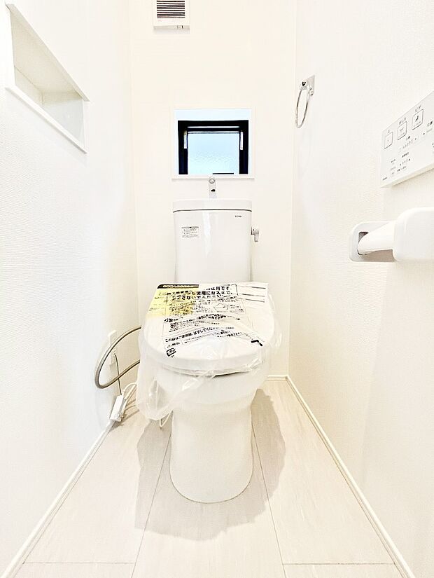 明るく清潔感のあるトイレです。 