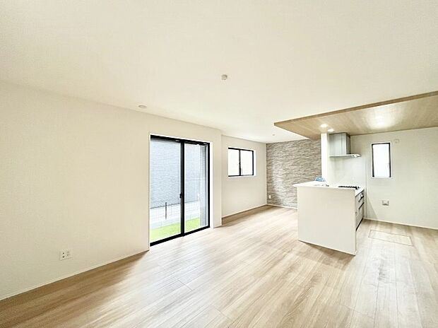 明るい陽光が注ぎ、寛ぎの雰囲気に満たされるリビングダイニング