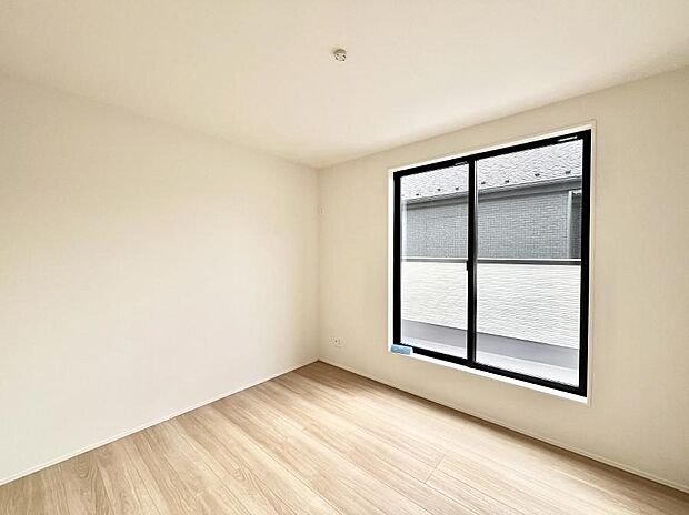 窓からのやさしい光が心地よいプライベートルーム