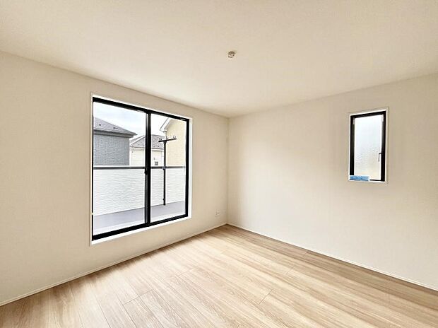 バルコニーが開放感をプラスしてくれる洋室