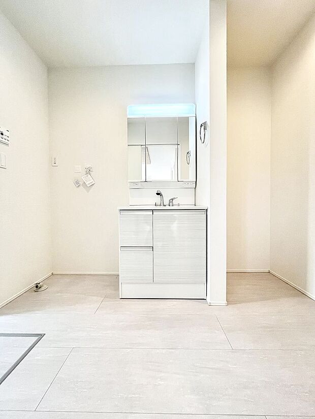 大きく見やすい三面鏡で清潔感ある洗面台は、身だしなみチェックや肌のお手入れにおすすめです。 