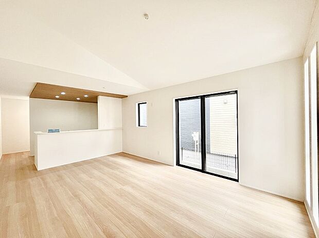 明るい陽光が注ぎ、寛ぎの雰囲気に満たされるリビング・ダイニング。