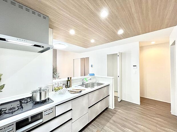 料理をしながらでもご家族との会話を楽しめる対面キッチン