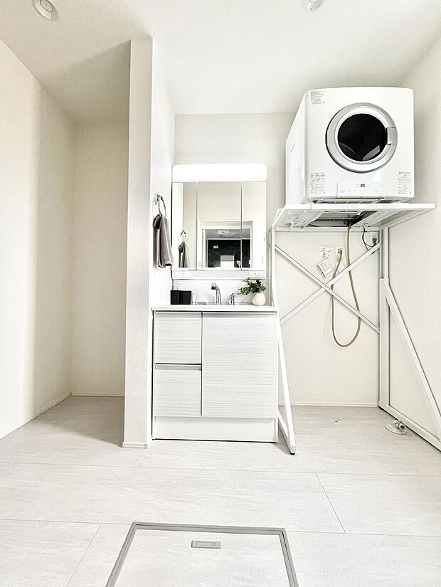 大きく見やすい三面鏡で清潔感ある洗面台は、身だしなみチェックや肌のお手入れにおすすめです。