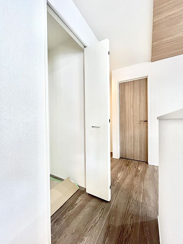 リビング収納。ここに収納があると物が集まるLDKがスッキリ片付きそうですね。