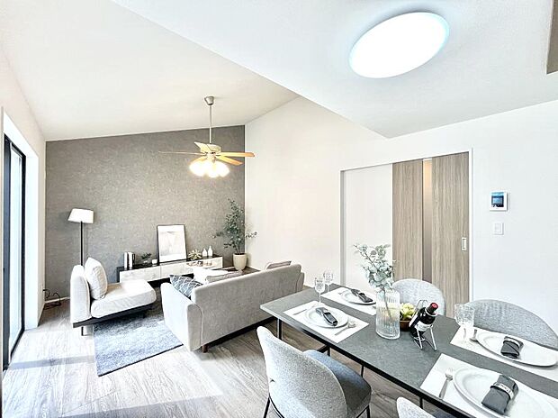 家族の笑顔が自然と生まれてくる、そんな雰囲気のダイニングに仕上がっています。