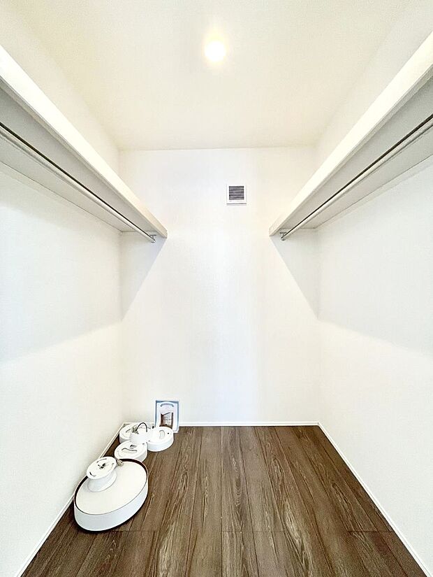 ウォークインクローゼット付きで生活空間を広く利用できます。