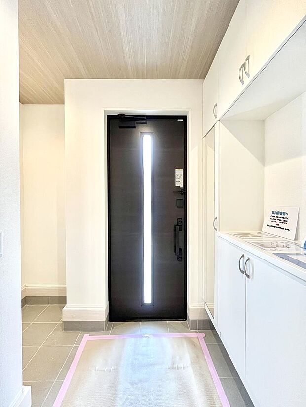 明るい玄関はお客様をお出迎えするのにぴったりです!