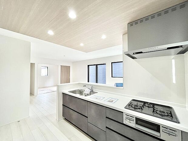 料理をしながらでもご家族との会話を楽しめる対面キッチン