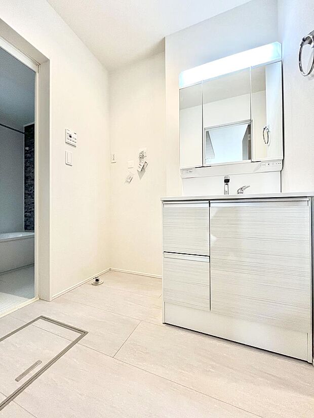 清潔感のある快適空間です。毎日の身支度も気持ち良くお使い頂けます。