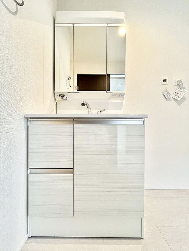 大きく見やすい三面鏡で清潔感ある洗面台は、身だしなみチェックや肌のお手入れにおすすめです。