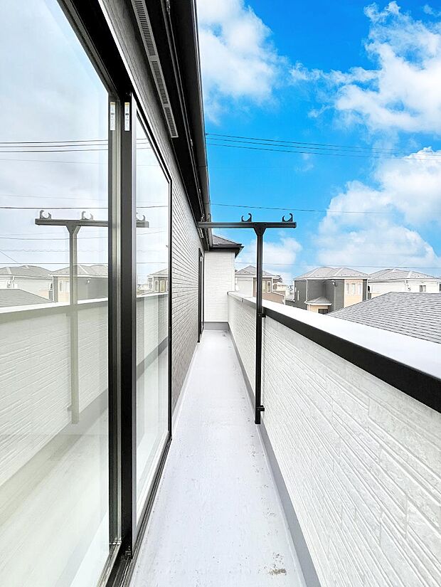 南向きのバルコニー!ご家族の洗濯物はもちろん、お布団もたっぷり干せます!