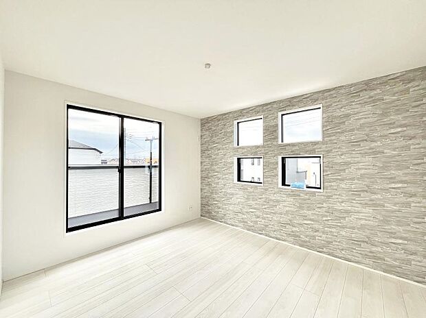 バルコニーが開放感をプラスしてくれる洋室