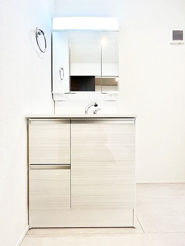 収納力と機能性に優れた洗面化粧台