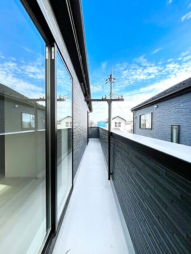 ゆったりバルコニーだから沢山お洗濯ものを干せます。