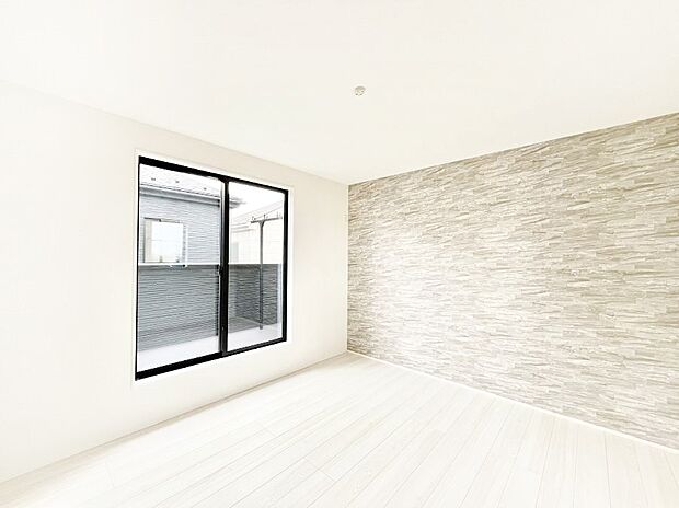 バルコニーが開放感をプラスしてくれる洋室