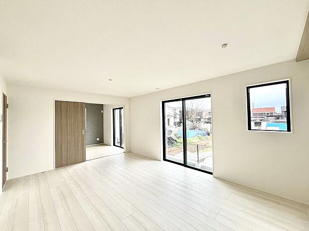 大きな窓からたっぷりの陽光と風を感じられるリビング