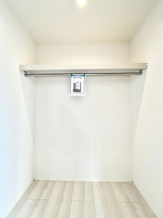 ウォークインクローゼット付きで生活空間を広く利用できます。