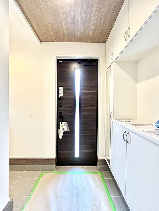 明るい玄関はお客様をお出迎えするのにぴったりです!