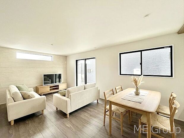 ご家族の賑やかな話し声で包まれる明るいリビング ※家具はCGです