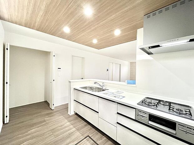 料理をしながらでもご家族との会話を楽しめる対面キッチン