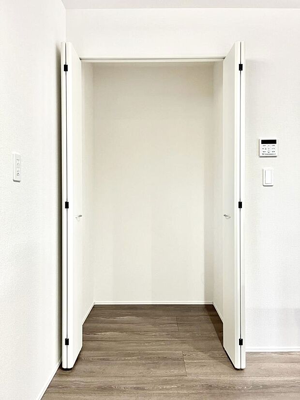 キッチンにはパントリー!食材のストックはもちろん、日用品の収納など使い方はいろいろ!