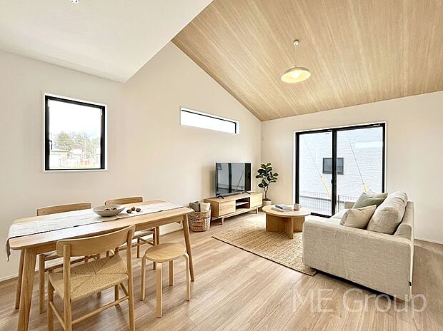 家族の和やかな会話が聞こえてきそう。開放感のあるリビングです。※家具はCGです