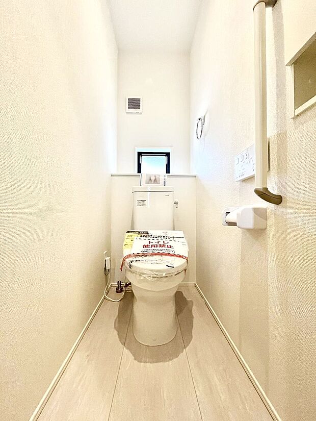 明るく清潔感のあるトイレです。