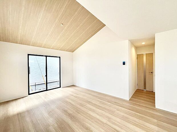 大きな窓からたっぷりの陽光と風を感じられるリビング