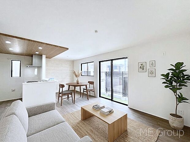 ご家族の賑やかな話し声で包まれる明るいリビング ※家具はCGです