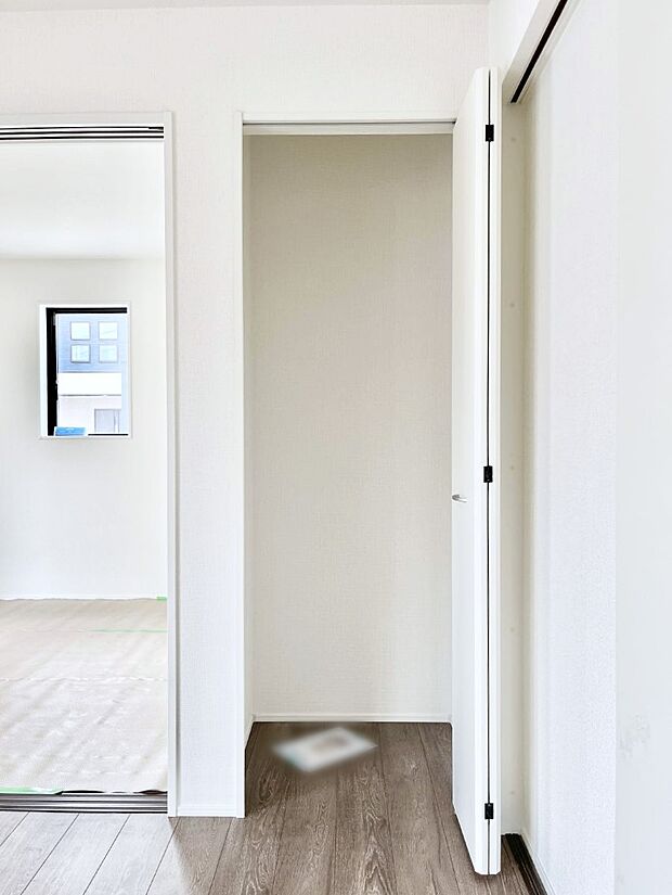 リビング収納。ここに収納があると物が集まるLDKがスッキリ片付きそうですね。