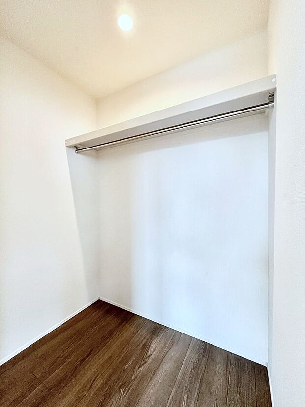 衣類をハンガーに掛けたまま収納できるWIC。衣類の整理整頓がしやすくて便利です!