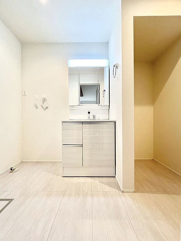 大きく見やすい三面鏡で清潔感ある洗面台は、身だしなみチェックや肌のお手入れにおすすめです。