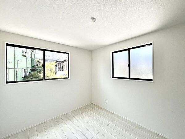 2面採光で気持ちよく自然光が取り入れられるのでお子様のお部屋にもピッタリ