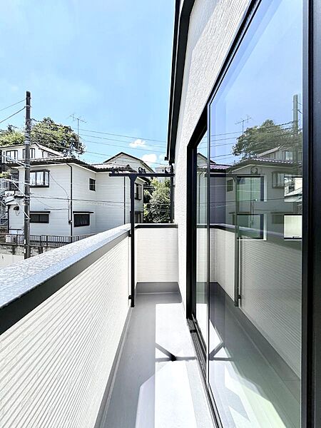 暖かな陽光が降り注ぐバルコニーはお洗濯におすすめ。爽やかな風も心地よいです。