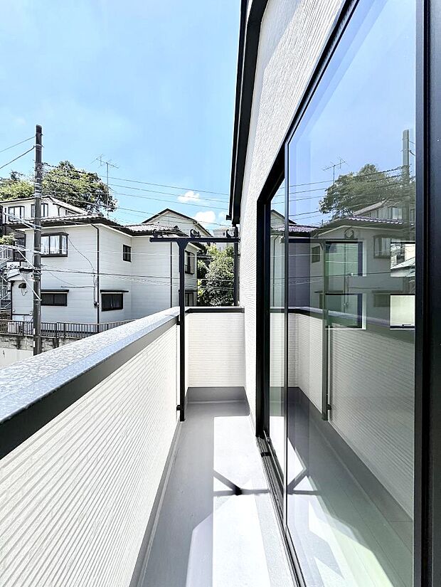 暖かな陽光が降り注ぐバルコニーはお洗濯におすすめ。爽やかな風も心地よいです。