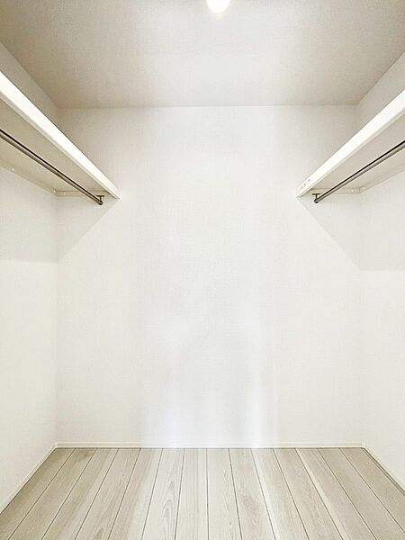 ウォークインクローゼットの活用で生活空間スッキリ　