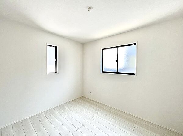 2面採光で気持ちよく自然光が取り入れられるのでお子様のお部屋にもピッタリ