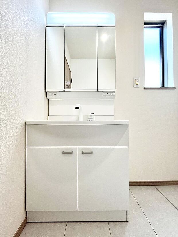 ◆B号棟◆~Dressing Room~ 暗くなりがちな洗面所も窓があると採光と換気が可能なので気持ちよくお使い頂けます。三面鏡タイプの洗面台は鏡裏収納で散らかりがちな洗面所もスッキリ♪